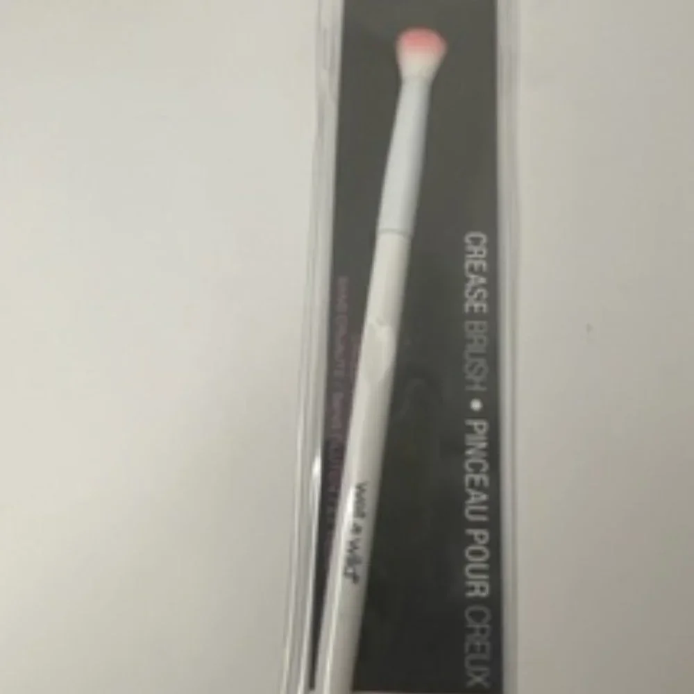 Be Passionate About Eyeshadow Palette with 4 Eye Brushes and Brush Cleaner